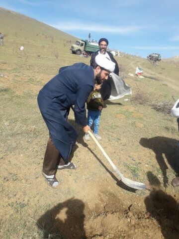 تصاویر/ کاشت نهال توسط طلاب مدرسه سفیران هدایت بیجار به نیت 450 شهید این شهرستان