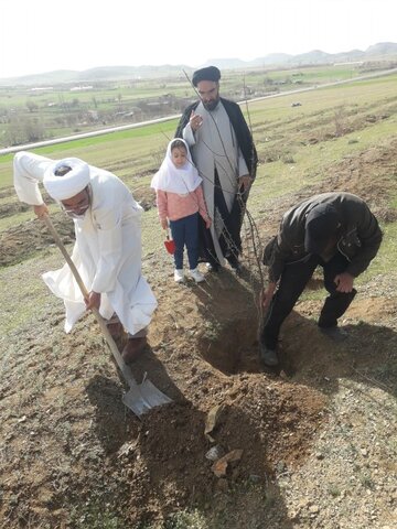 تصاویر/ کاشت نهال توسط طلاب مدرسه سفیران هدایت بیجار به نیت 450 شهید این شهرستان