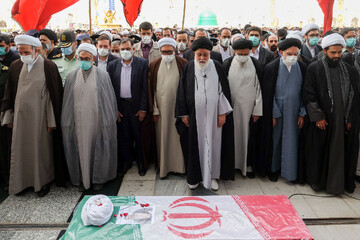 فیلم | اقامه نماز بر پیکر شهید حجت الاسلام اصلانی