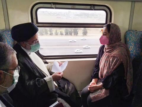 تصاویر/ سفر رئیس جمهور به کرج با قطار شهری و گفتگو با مردم