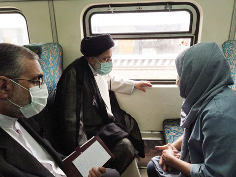 تصاویر/ سفر رئیس جمهور به کرج با قطار شهری و گفتگو با مردم