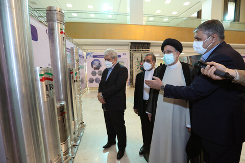تصاویر/ بازدید رئیس جمهور از نمایشگاه دستاوردهای صنعت هسته ای