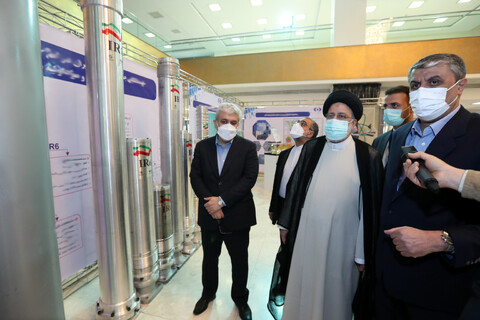 تصاویر/ بازدید رئیس جمهور از نمایشگاه دستاوردهای صنعت هسته ای