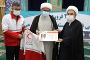 اهدای کارت عضویت و لباس جمعیت هلال احمر به امام جمعه بوشهر