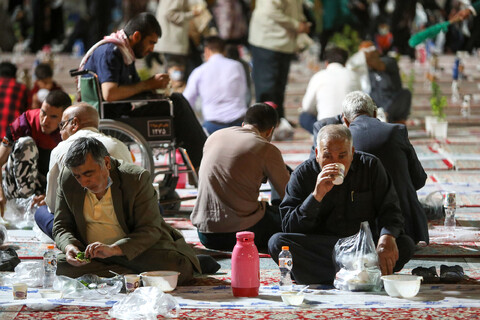 تصاویر/ توزیع روزانه ۵ هزار افطاری ساده در موکب‌های مجاور حرم مطهر رضوی
