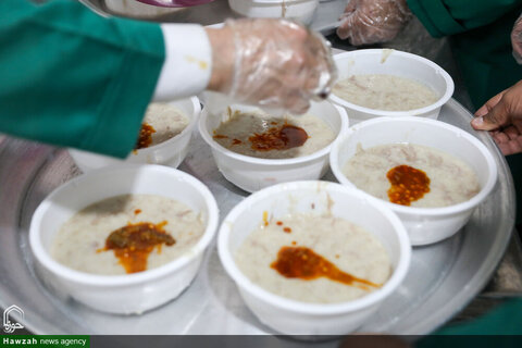 بالصور/ توزيع 5 آلاف وجبة إفطار في المواكب المجاورة للحرم الرضوي الشريف