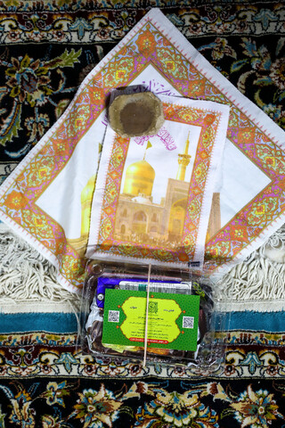 تصاویر/ توزیع افطاری ساده در حرم مطهر رضوی