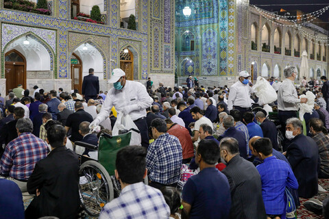 تصاویر/ توزیع افطاری ساده در حرم مطهر رضوی
