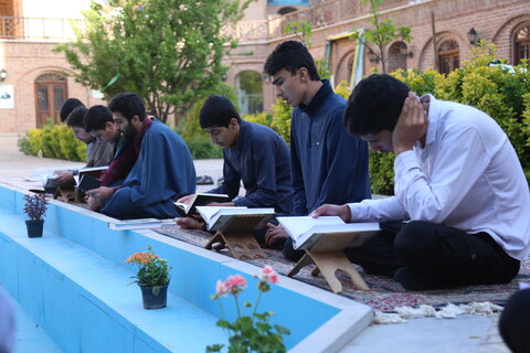 عکس -مراسم جزء خوانی قرآن مجید از سوی طلاب مدرسه علمیه صالحیه -عکاس -ابوالفضل عرب