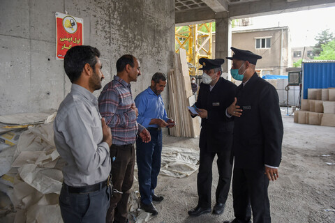 تصاویر/ توزیع دعوتنامه غذای متبرک امام رضا (ع) بین کارگران ساختمانی