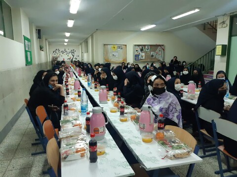 تصاویر/ضیافت افطاری ویژه 200 نفر از دانش آموزان دوره اول ودوم دبیرستان دخترانه قمصر