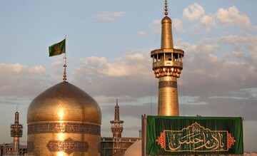 حرم مطهر رضوی مهیای جشن میلاد کریم اهل بیت(ع) | از نصب کتیبه‌های مناسبتی تا گل‌آرایی ویژه