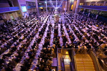 تصاویر/ ضیافت افطاری شب میلاد امام حسن مجتبی(ع) در حرم کریمه اهل بیت(ع)