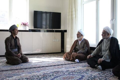 تصاویر/ تکریم نماینده ولی فقیه در کردستان از ائمه جمعه و جماعات شهرستان سروآباد
