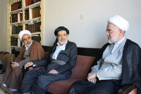 تصاویر/ تکریم نماینده ولی فقیه در کردستان از ائمه جمعه و جماعات شهرستان سروآباد