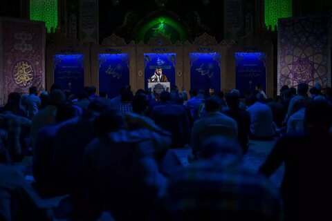توسل زائران حضرت معصومه(س) در محفل مناجات‌خوانی ماه رمضان