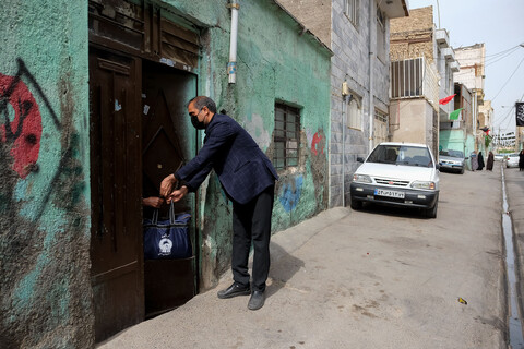 تصاویر/ توزیع بسته‌های معیشتی در مساجد محله شهدای حادثه تروریستی حرم مطهر رضوی
