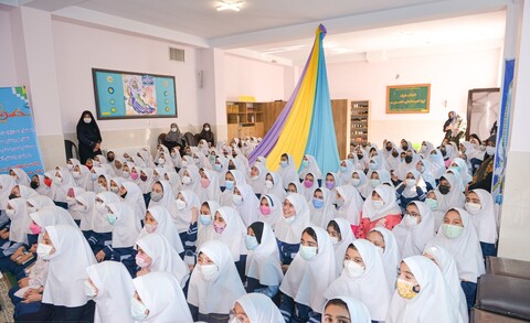 تصاویر/ حضور خادمین حرم عبدالعظیم حسنی(ع) در مدرسه دخترانه لاله ها به مناسبت میلاد امام حسن(ع)