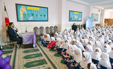 تصاویر/ حضور خادمین حرم عبدالعظیم حسنی(ع) در مدرسه دخترانه لاله ها به مناسبت میلاد امام حسن(ع)
