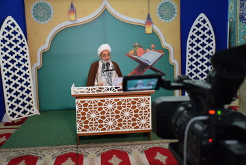 زن گوهر است و در صدف حجاب قرار بگیرد