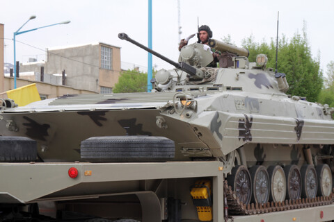 تصاویر / رژه خودرویی نیروهای مسلح همدان به مناسبت روز ارتش