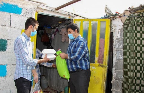 تصاویر/ توزیع بسته‌های معیشتی با مشارکت مدرسه روزبه شهر ری در ماه رمضان