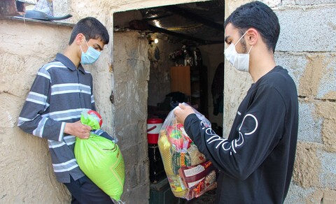 تصاویر/ توزیع بسته‌های معیشتی با مشارکت مدرسه روزبه شهر ری در ماه رمضان