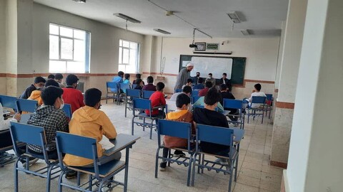 تصاویر/ نشست صمیمی مدیر مدرسه علمیه سلماس با دانش آموزان