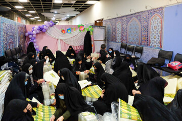 تصاویر/ بسته‌بندی افطار ساده در حرم مطهر رضوی