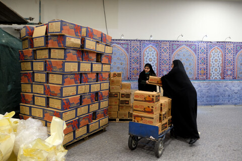 تصاویر/ بسته‌بندی افطار ساده در حرم مطهر رضوی