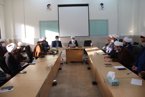تصاویر / نشست هم اندیشی ائمه جماعات  دانشگاه های استان قزوین