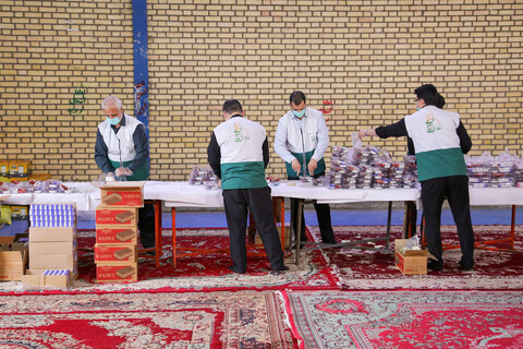 تصاویر/ بسته بندی افطار ساده در آستانه شب قدر در مشهد مقدس