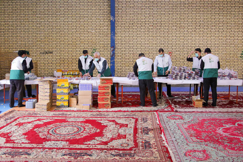 تصاویر/ بسته بندی افطار ساده در آستانه شب قدر در مشهد مقدس