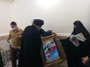اهدای هدایای مقام معظم رهبری به ۴ خانواده شهید روحانی لرستان