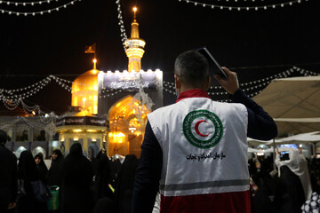 تصاویر/ خدمات‌دهی به زائرین در مراسم شب احیای حرم مطهر رضوی