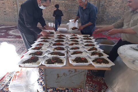 تصاویر/ آماده سازی اطعام علوی برای نیازمندان توسط قرارگاه جهادی حاج قاسم سلیمانی کرمانشاه