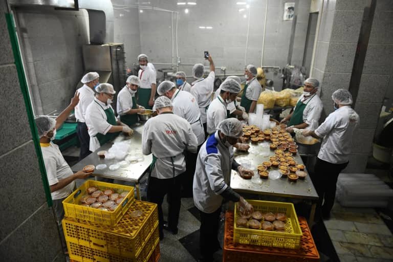 توزیع ۱۵۰۰ پرس غذای گرم تبرکی مسجد مقدس جمکران بین مددجویان