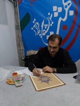 آشنایی با هنر تذهیب در غرفه هنرهای تجسمی نمایشگاه قرآن قم