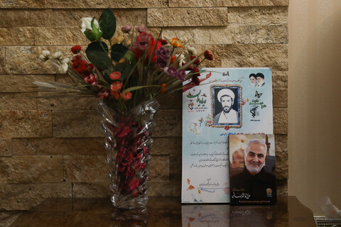 تصاویر / اهدای هدیه رهبر معظم انقلاب به خانواده سه تن از شهدای روحانی قزوین
