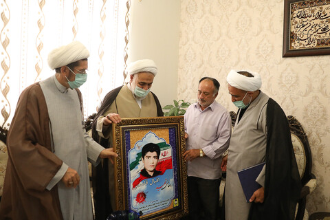 تصاویر / اهدای هدیه رهبر معظم انقلاب به خانواده سه تن از شهدای روحانی قزوین