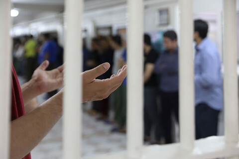 تصاویر/ حضور خادمان حرم مطهر رضوی در زندان مرکزی مشهد