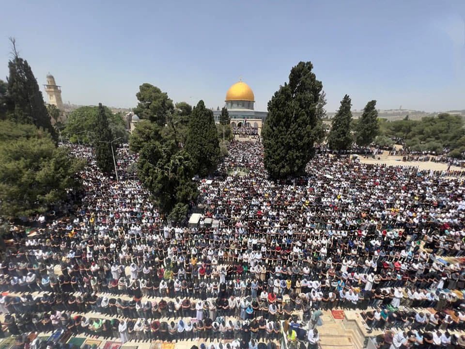 بیش از ۱۶۰ هزار نمازگزار در آخرین نماز جمعه ماه رمضان در مسجد الاقصی حضور یافتند + تصاویر