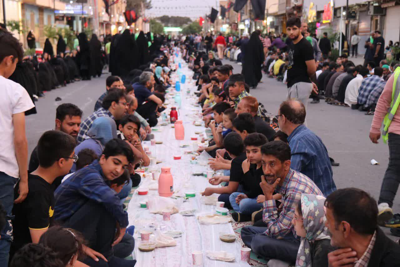 بزرگترین سفره افطاری خیابانی در آران و بیدگل برپا شد +عکس