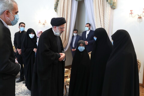 تصاویر/ دیدار رئیس جمهور با خانواده روحانیون شهید حرم مطهر رضوی