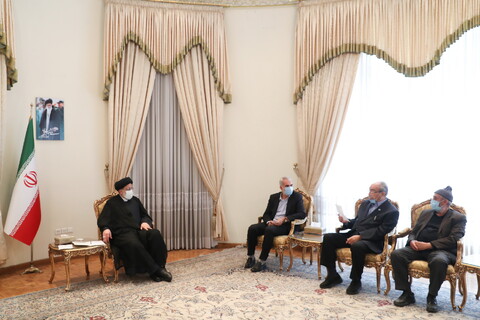 تصاویر/ دیدار رئیس جمهور با خانواده روحانیون شهید حرم مطهر رضوی