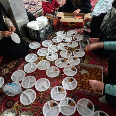 تصاویر /برگزاری مراسم افطاری توسط جهادگران طلبه حوزه علمیه خواهران بویین زهرا در روستا های شهرستان آوج
