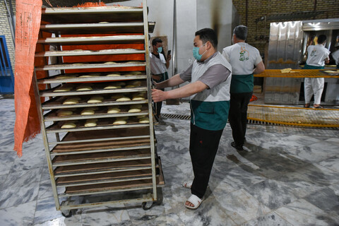 تصاویر/ پخت و توزیع روزانه چهار هزار نان صلواتی در مناطق حاشیه شهر مشهد