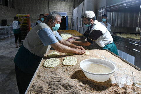 تصاویر/ پخت و توزیع روزانه چهار هزار نان صلواتی در مناطق حاشیه شهر مشهد