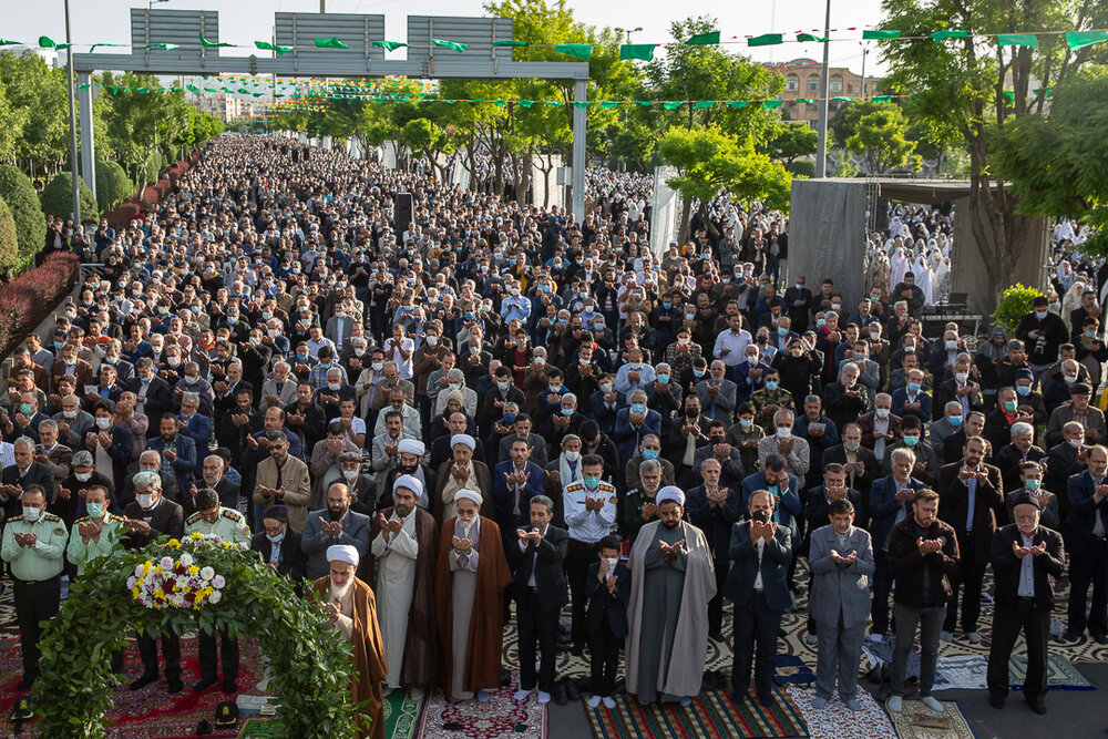  عظمت مسلمانان در نمازهای جمعه و جماعت و راهپیمایی‌ها به خوبی دیده می‌شود