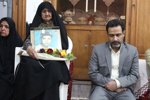 تصاویر: دیدار مسئولان آران وبیدگل با خانواده شهیدگمنام حسین نوروزی  ابوزیدابادی